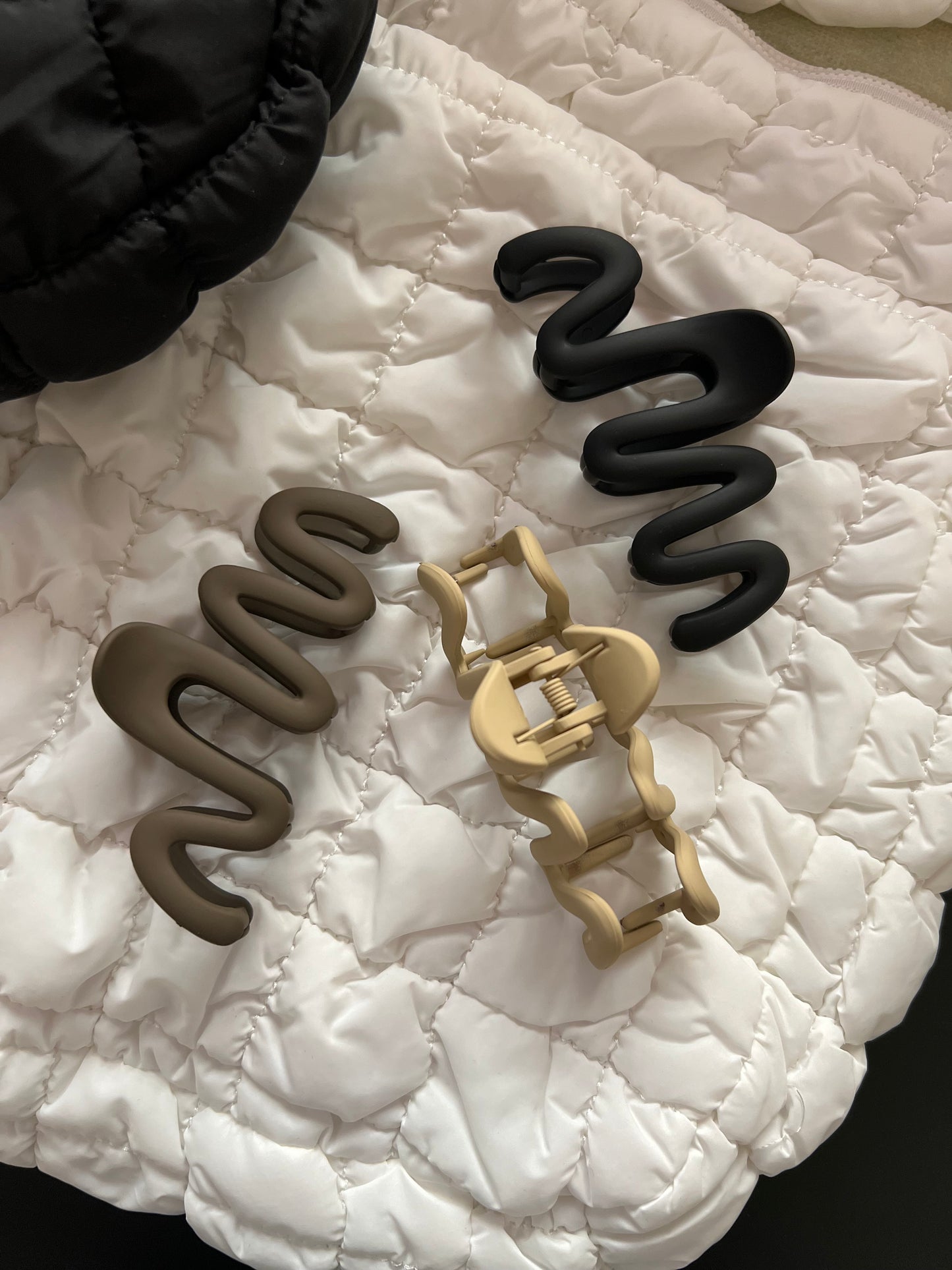 Large Wavy Hair Claw Clip | Black